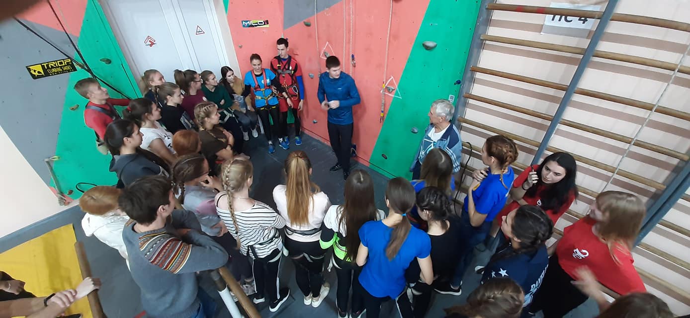 В херсонском вузе соревновались скалолазы