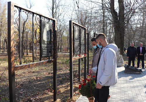В Херсоне открыли мемориальную доску украинскому гимнасту, выпускнику ХГУ Александру Берешу