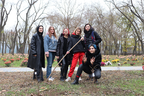 В Херсонском госуниверситете высадили более 100 саженцев — озеленение приурочили к 104-й годовщине вуза