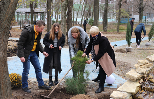 В Херсонском госуниверситете высадили более 100 саженцев — озеленение приурочили к 104-й годовщине вуза